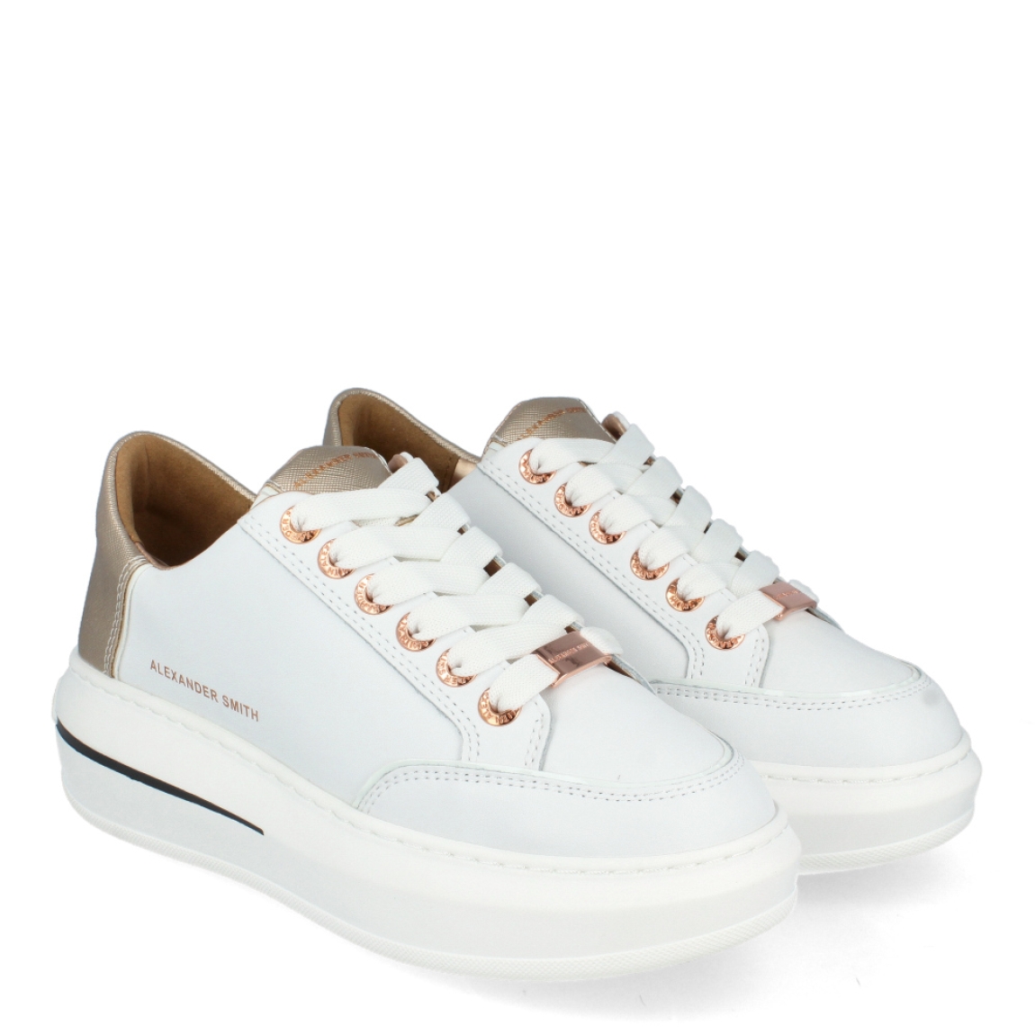 Deportivas Alexander Smith modelo Lancaster. Zapatillas de piel blanca con detalles dorados en la talonera y la lengüeta. Plantilla acolchada y extraíble para ofrecer la máxima comodidad. Las deportivas Lancaster son compatibles con plantillas personales. Logo Alexander Smith en la talonera, lateral y lengüeta. Plataforma trasera de 5cm y 3,5cm elantera, pensada para las mujeres que prefieren ir más elevadas que totalmente planas. Ojales de oro rosado. Cierre con cordones blancos.