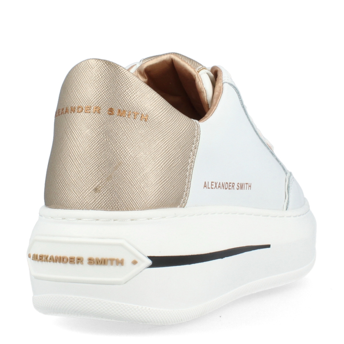Deportivas Alexander Smith modelo Lancaster. Zapatillas de piel blanca con detalles dorados en la talonera y la lengüeta. Plantilla acolchada y extraíble para ofrecer la máxima comodidad. Las deportivas Lancaster son compatibles con plantillas personales. Logo Alexander Smith en la talonera, lateral y lengüeta. Plataforma trasera de 5cm y 3,5cm elantera, pensada para las mujeres que prefieren ir más elevadas que totalmente planas. Ojales de oro rosado. Cierre con cordones blancos.