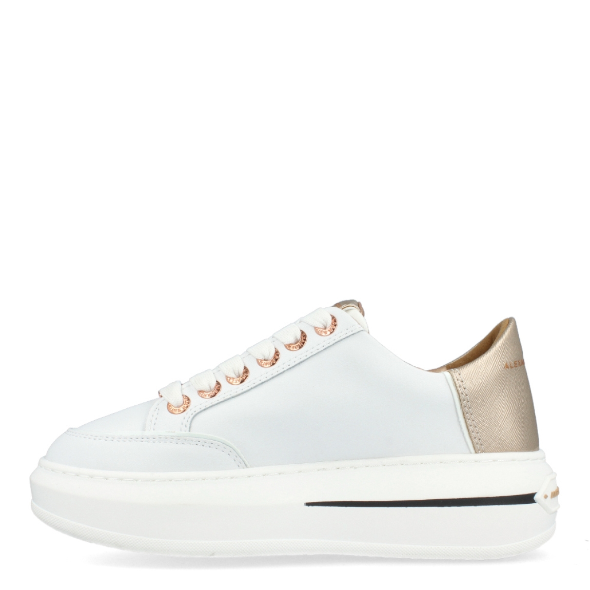 Deportivas Alexander Smith modelo Lancaster. Zapatillas de piel blanca con detalles dorados en la talonera y la lengüeta. Plantilla acolchada y extraíble para ofrecer la máxima comodidad. Las deportivas Lancaster son compatibles con plantillas personales. Logo Alexander Smith en la talonera, lateral y lengüeta. Plataforma trasera de 5cm y 3,5cm elantera, pensada para las mujeres que prefieren ir más elevadas que totalmente planas. Ojales de oro rosado. Cierre con cordones blancos.