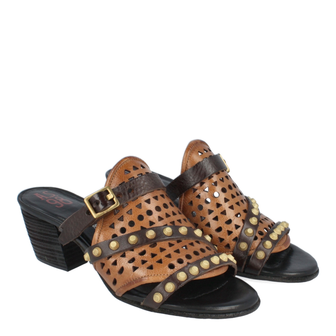 Sandalias de la marca A.S.98, modelo ÍNDIGO. Exterior de las sandalias en piel color camel con detalles en tachuelas color oro viejo. Cierre de las sandalias A.S.98 con hebilla. Sandalias con un tacón de 6cm de altura. Estas sandalias A.S.98 modelo ÍNDIGO, te ayudarán a que tu estilo sea diferente y resalte entre los demás. Es una tendencia que debes tener en tu armario!
