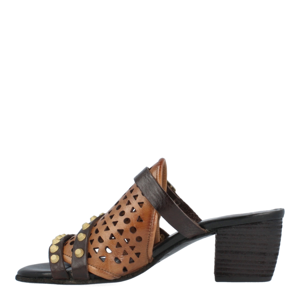 Sandalias de la marca A.S.98, modelo ÍNDIGO. Exterior de las sandalias en piel color camel con detalles en tachuelas color oro viejo. Cierre de las sandalias A.S.98 con hebilla. Sandalias con un tacón de 6cm de altura. Estas sandalias A.S.98 modelo ÍNDIGO, te ayudarán a que tu estilo sea diferente y resalte entre los demás. Es una tendencia que debes tener en tu armario!