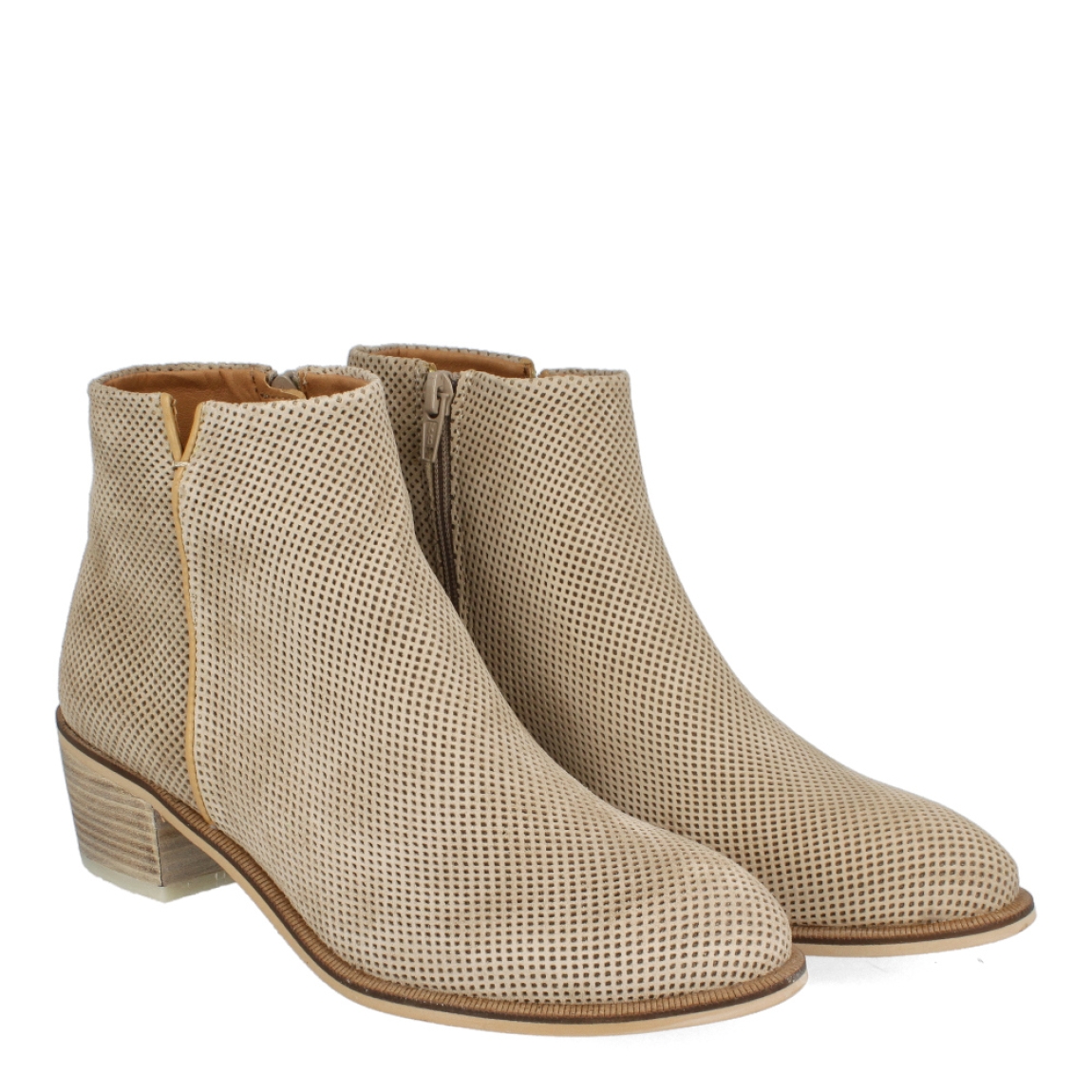 Botines de la marca Alpe, modelo TINEL. Exterior de los botines en ante color camel con diseño de picado. Interior de los botines en ante color camel. Cierre de los botines con cremallera. Botines Alpe con tacón de 4cm de altura. Estos botines Alpe, modelo TINEL son un complemento perfecto para tus looks, te darán una comodidad y un estilo único!
