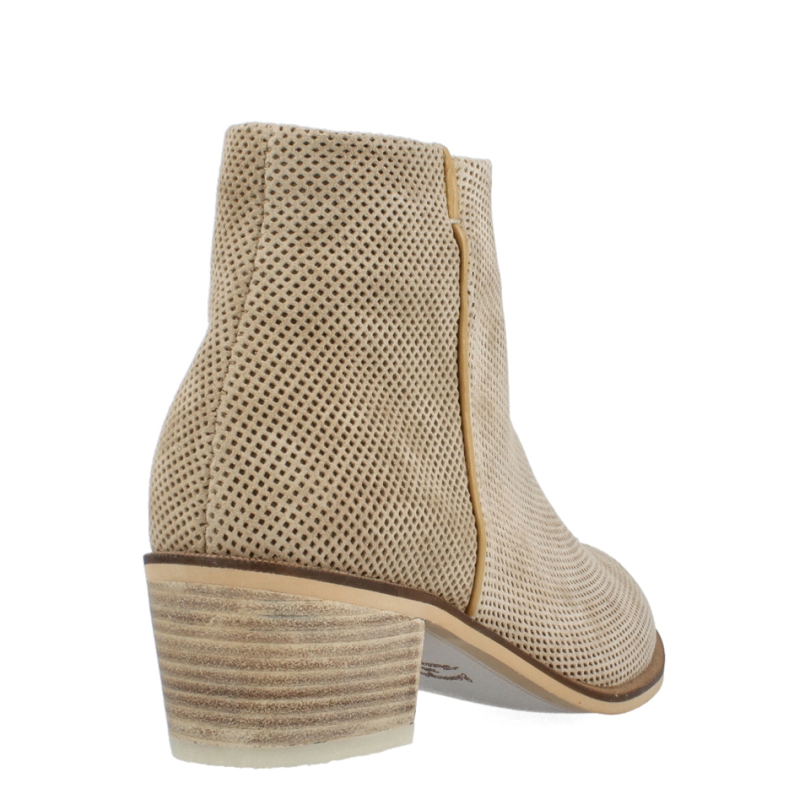 Botines de la marca Alpe, modelo TINEL. Exterior de los botines en ante color camel con diseño de picado. Interior de los botines en ante color camel. Cierre de los botines con cremallera. Botines Alpe con tacón de 4cm de altura. Estos botines Alpe, modelo TINEL son un complemento perfecto para tus looks, te darán una comodidad y un estilo único!