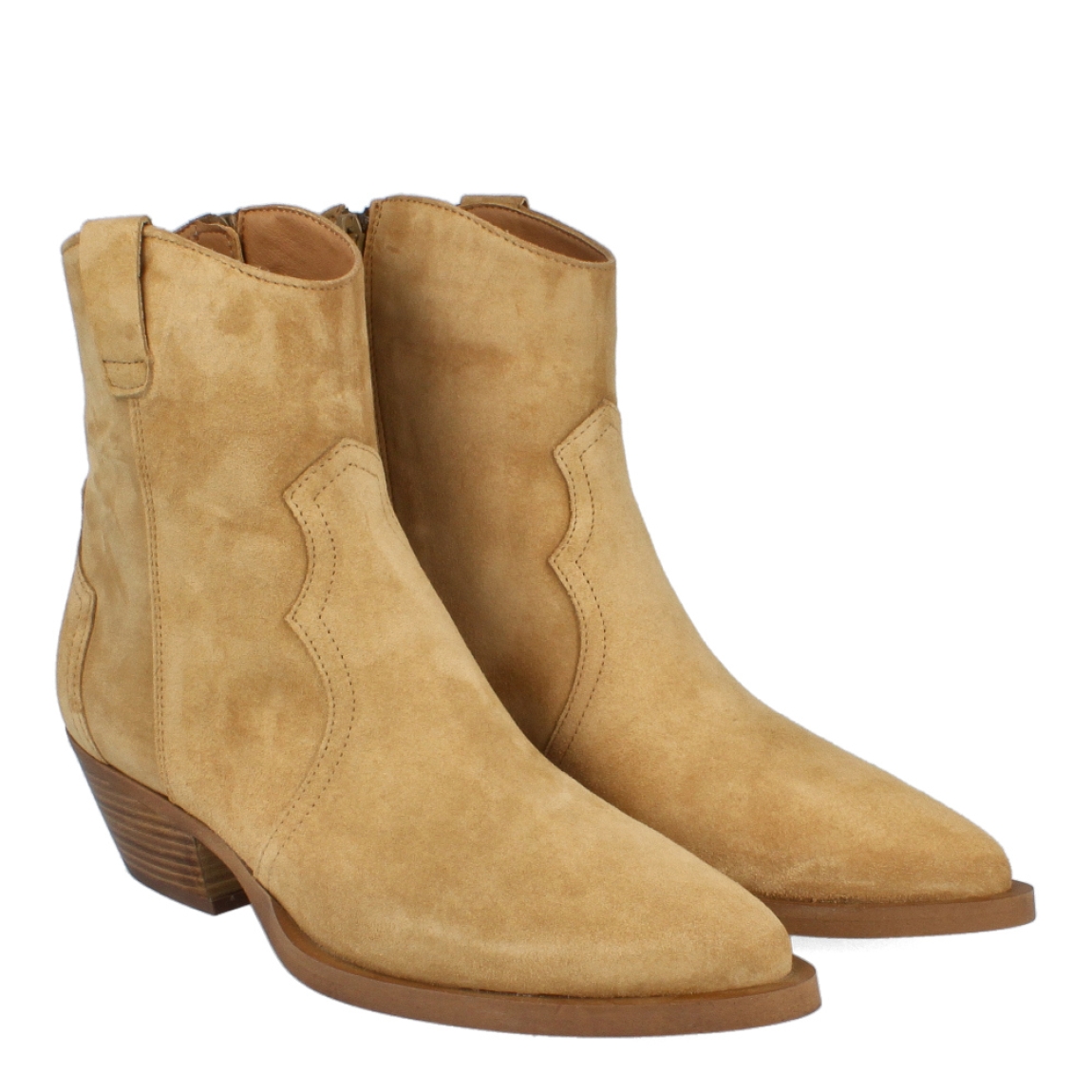 Botines de la marca Alpe, modelo SACEL. Exterior de botines Alpe en ante color camel. Interior de botines Alpe en piel color camel. Cierre de los botines con cremallera. Botines Alpe con tacón de 4cm de altura. Estos botines Alpe Sacel, son un complemento básico en tu armario, que te ayudará a lucir con estilo todos tus looks!