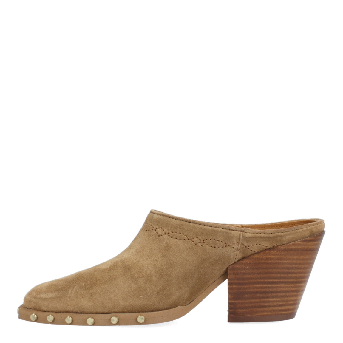 Zuecos camperos de la marca Alpe, modelo CAMP. Exterior de los zuecos en alpe color cuero con detalles de tachuellas doradas. Interior de los zuecos en piel color camel. Zuecos camperos Alpe con tacón de 5cm de altura. Estos zuecos Alpe Camp son un complemento que deberías tener en esta temporada para combinar con todos tus looks del día a día!