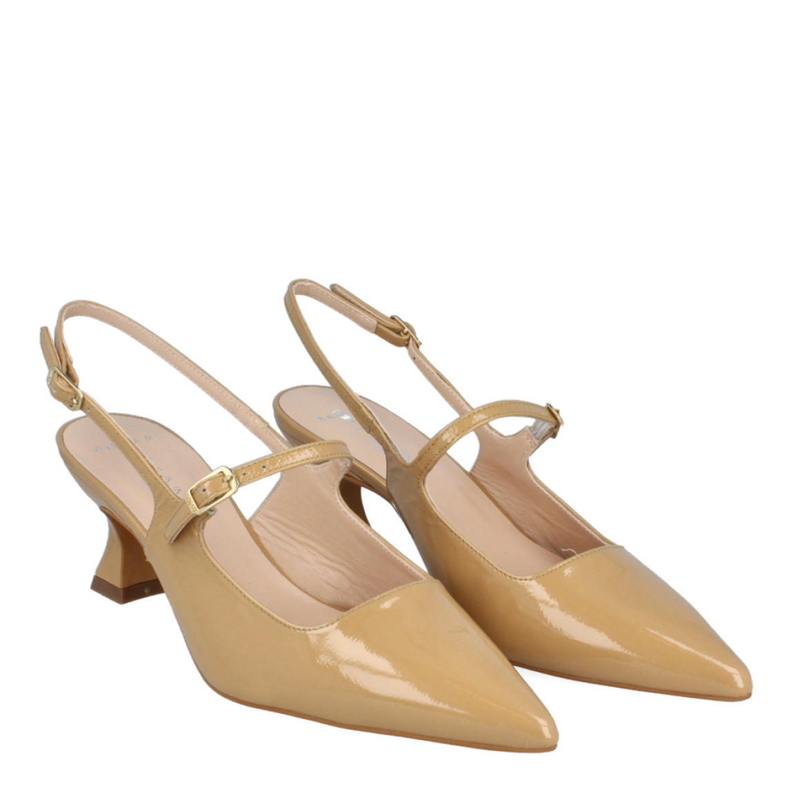 Salones destalonados de la marca Munné, modelo LETICIA. Exterior de los salones en charol color camel. Salones en punta y cierre con doble hebilla. Interior de los salones en piel color beig. Salones Munné con tacón de 3cm de altura. Estos salones destalonados Munné, modelo Leticia te darán una comodidad y estilo único!