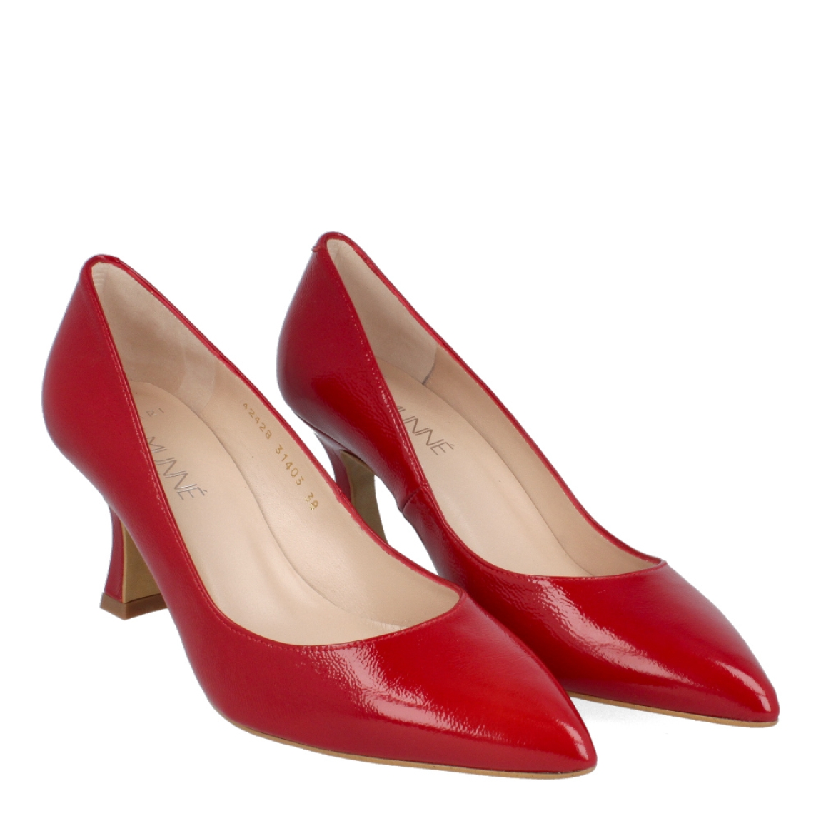 Salones de la marca Munné, modelo Gala. Exterior de los salones de charol rojo. Interior de los salones en piel color beig. Salones Munné en punta. Salones con tacón de 4cm de altura. Con estos salones Munné, modelo Gala, te sentirás cómoda y creará un estilo que destacará de los demás!