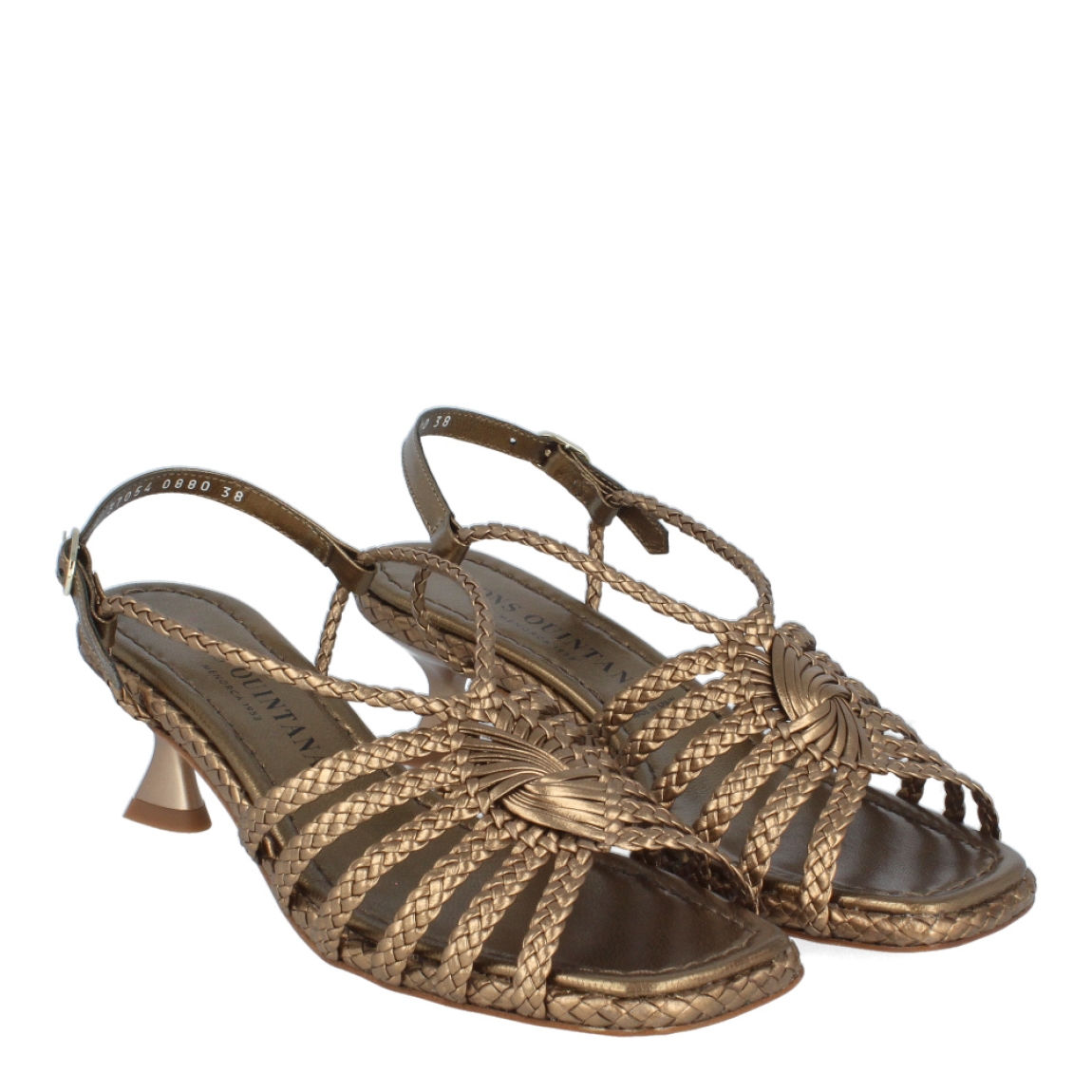Sandalias trenzadas de la marca Pons Quintana, modelo PARACAS. Exterior de las sandalias en piel con estilo trenzado de color bronce. Interior de las sandalias en piel color bronce. Cierre de las sandalias Pons Quintana con hebilla. Sandalias con tacón de 3cm de altura. Estas sandalias Pons Quintana, modelo Paracas son una tendencia para esta temporada, te ayudará a crear outfits con estilos únicos!
