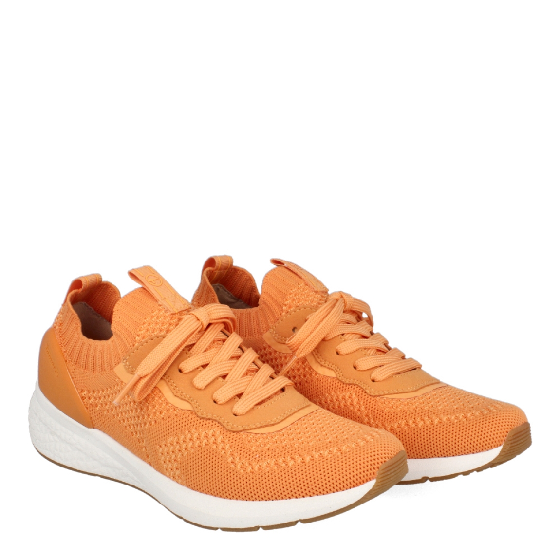 Deportivas de la marca Tamaris, modelo MIRT. Exterior e interior de las deportivas en tela transpirable color naranja. Cierre de las deportivas con cordones. Deportivas con plantatlla acolchada y extraíble para máxima comodidad. Deportivas con cuña de 3cm de altura. Este modelo Mirt, tiene la comodidad perfecte para tu día a día!