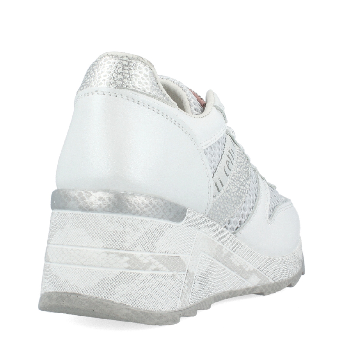 Deportivas de la marca Cetti, modelo C-1145. Exterior de las deportivas de piel color blanco con detalle efecto serpiente. Interior de las deportivas en piel color blanco. Cierre de las deportivas con cordones elásticos. Plantilla de piel acolchada para garantizar la máxima comodidad. Suela de 6cm de cuá, incluyendo 2cm de plataforma. La deportiva Cetti C-1145 te brindará una comodidad absoluta en tu día a día!
