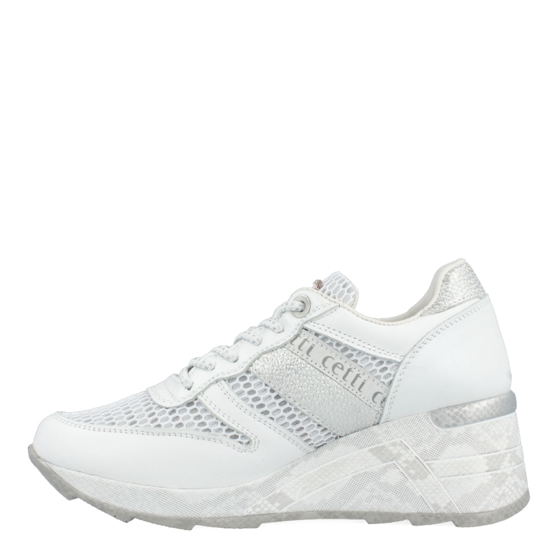 Deportivas de la marca Cetti, modelo C-1145. Exterior de las deportivas de piel color blanco con detalle efecto serpiente. Interior de las deportivas en piel color blanco. Cierre de las deportivas con cordones elásticos. Plantilla de piel acolchada para garantizar la máxima comodidad. Suela de 6cm de cuá, incluyendo 2cm de plataforma. La deportiva Cetti C-1145 te brindará una comodidad absoluta en tu día a día!