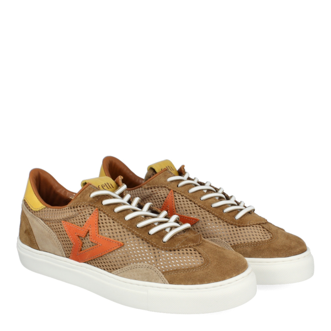 Deportivas de la marca Cetti, modelo C-1259. Exterior de la deportiva de ante color cuero combinado con tela efecto serpiente. Interior de las deportivas en piel color cuero. Cierre de las deportivas con cordones elásticos. Plantilla acolchada para máxima comodidad. Suela de goma de 2,5cm de plataforma. La deportiva Cetti C-1259 es una tendencia para esta temporada!