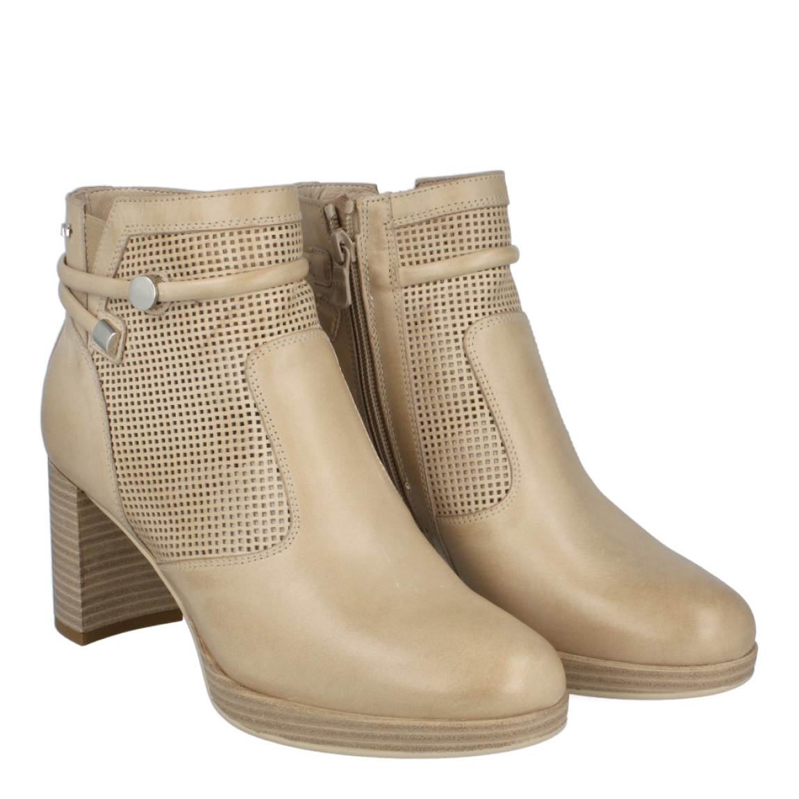 Botines de la marca Nerogiardini, modelo GAVILÁN. Exterior de los botines en piel color taupe. Interio de los botines en piel color nude. Cierre de los botines con cremallera lateral. Botines Nerogiardini con tacón de 7.5cm de altura. Botín con plantilla acolchada para garantizar la máxima comodidad. Estos botines Nerogiardini, modelo Gavilán son un tendencia de temporada y complemento indispensable en tu armario!