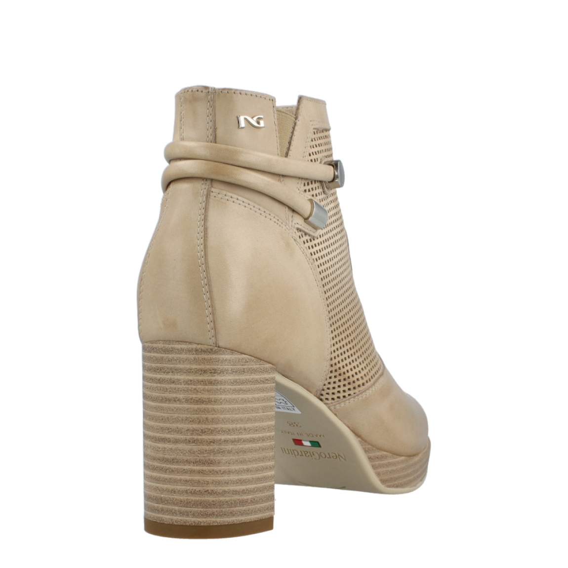 Botines de la marca Nerogiardini, modelo GAVILÁN. Exterior de los botines en piel color taupe. Interio de los botines en piel color nude. Cierre de los botines con cremallera lateral. Botines Nerogiardini con tacón de 7.5cm de altura. Botín con plantilla acolchada para garantizar la máxima comodidad. Estos botines Nerogiardini, modelo Gavilán son un tendencia de temporada y complemento indispensable en tu armario!