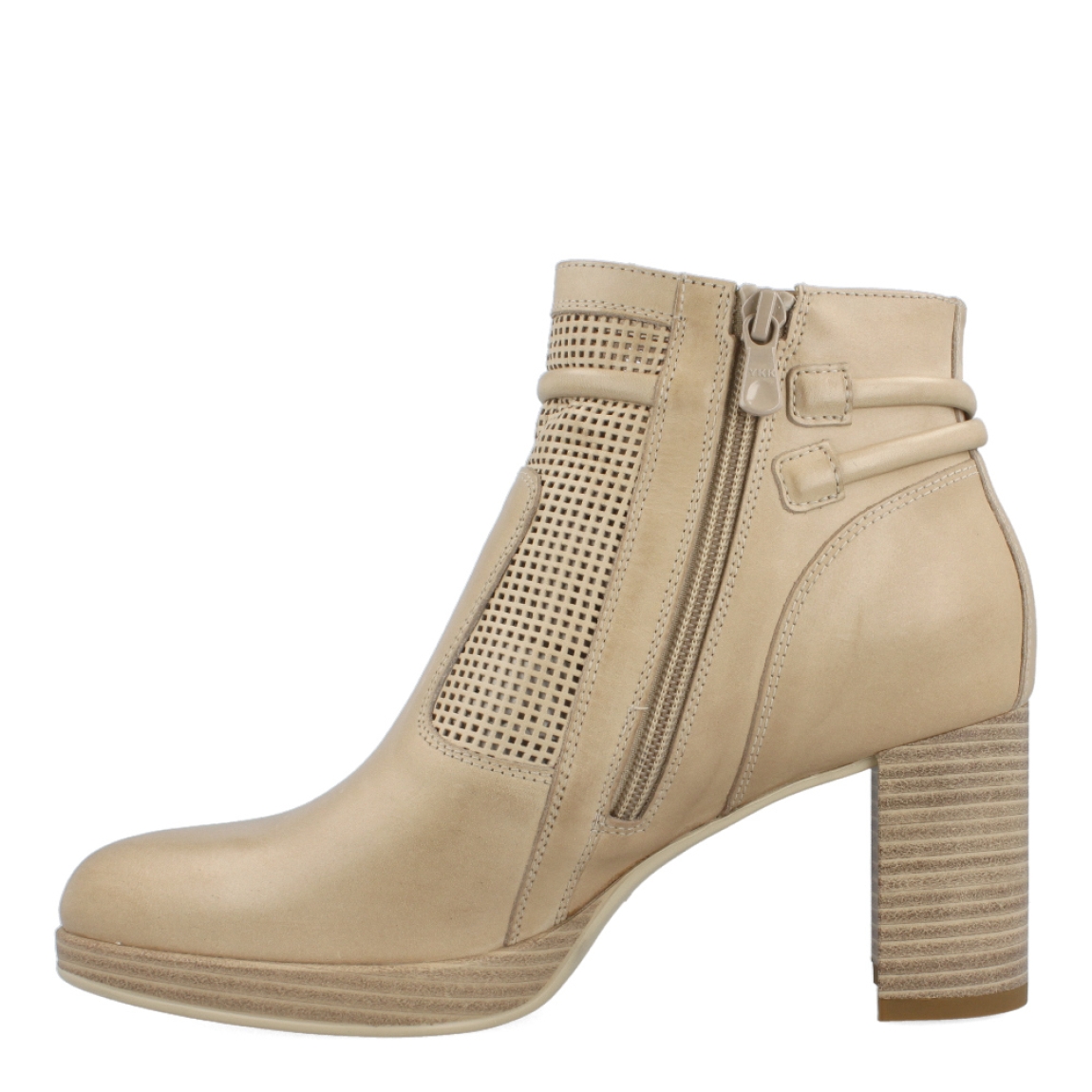 Botines de la marca Nerogiardini, modelo GAVILÁN. Exterior de los botines en piel color taupe. Interio de los botines en piel color nude. Cierre de los botines con cremallera lateral. Botines Nerogiardini con tacón de 7.5cm de altura. Botín con plantilla acolchada para garantizar la máxima comodidad. Estos botines Nerogiardini, modelo Gavilán son un tendencia de temporada y complemento indispensable en tu armario!