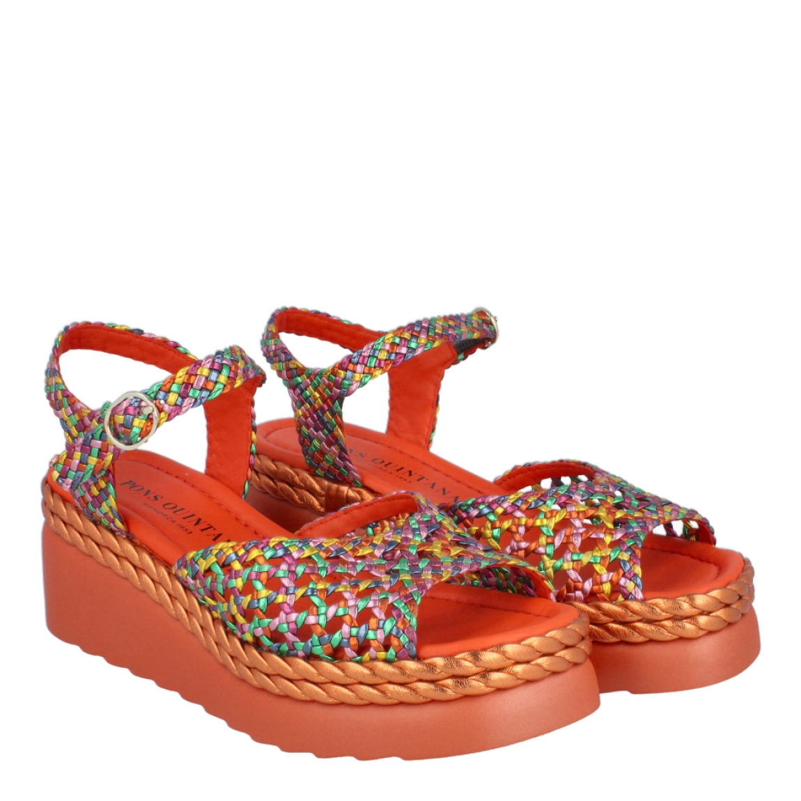 Sandalias de la marca Pons Quintana, modelo ORNGE. Exterior de las sandalias en piel estilo trenzado multicolor. Interior de las sandalias en piel color naranja. Cierre de las sandalias con hebilla en el tobillo. Sandalias con cuña de 5cm de altura. Estas sandalias Pons Quintana, modelo ORNGE, es un tendencia para esta temporada, tiene un estilo que te resaltará de los demás!