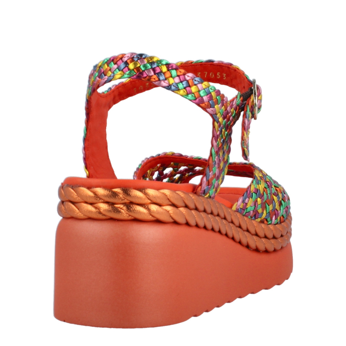 Sandalias de la marca Pons Quintana, modelo ORNGE. Exterior de las sandalias en piel estilo trenzado multicolor. Interior de las sandalias en piel color naranja. Cierre de las sandalias con hebilla en el tobillo. Sandalias con cuña de 5cm de altura. Estas sandalias Pons Quintana, modelo ORNGE, es un tendencia para esta temporada, tiene un estilo que te resaltará de los demás!