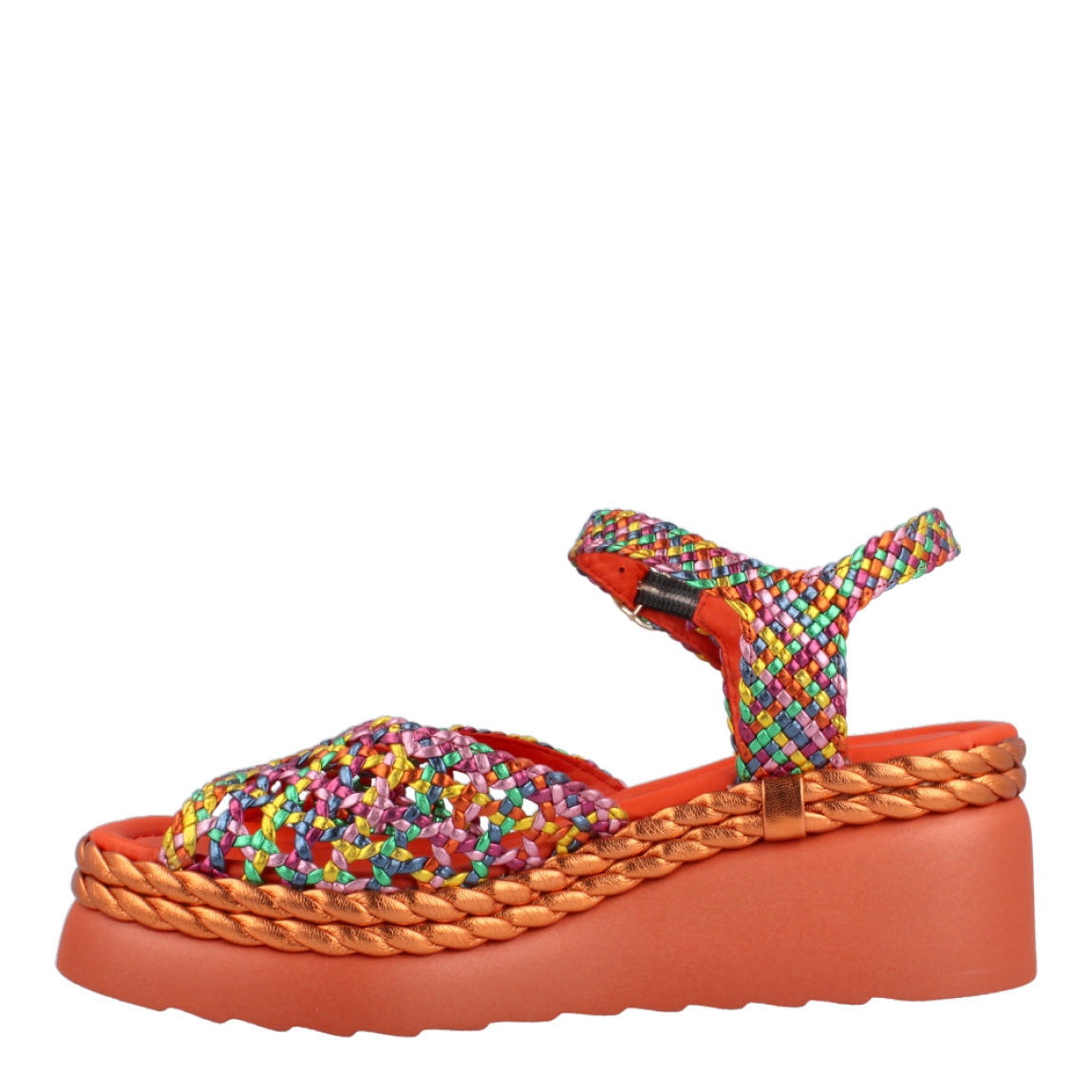 Sandalias de la marca Pons Quintana, modelo ORNGE. Exterior de las sandalias en piel estilo trenzado multicolor. Interior de las sandalias en piel color naranja. Cierre de las sandalias con hebilla en el tobillo. Sandalias con cuña de 5cm de altura. Estas sandalias Pons Quintana, modelo ORNGE, es un tendencia para esta temporada, tiene un estilo que te resaltará de los demás!