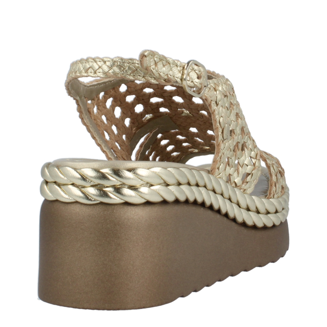 Sandalias de la marca Pons Quintana, modelo TRENZAD. Exterior de las sandalias en piel trenzada color platino. Interior de las sandalias en piel color platino. Cierre de las sandalias Pons Quintana con hebilla en el tobillo. Sandalias ocn cuña de 5cm de altura. Estas sandalias Pons Quintana, modelo TRENZAD, son perfectas para esta temporada, son cómodas y marcarán un estilo único en tus looks!