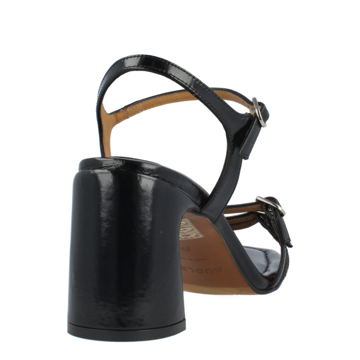 Sandalias de la marca Audley, modelo CARBO. Exterior e interior de las sandalias en piel color negro. Cierre de las sandalias Audley con hebillas, una en el talón y tres en la pala. Sandalias con tacón de 6cm de altura. Estas sandalias Audley, modelo Carbo, son una clásicas que combinan con todo, además de darte la comodidad necesaria para tu día a día!