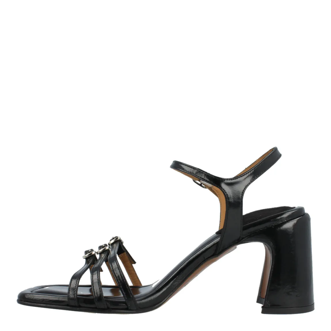 Sandalias de la marca Audley, modelo CARBO. Exterior e interior de las sandalias en piel color negro. Cierre de las sandalias Audley con hebillas, una en el talón y tres en la pala. Sandalias con tacón de 6cm de altura. Estas sandalias Audley, modelo Carbo, son una clásicas que combinan con todo, además de darte la comodidad necesaria para tu día a día!