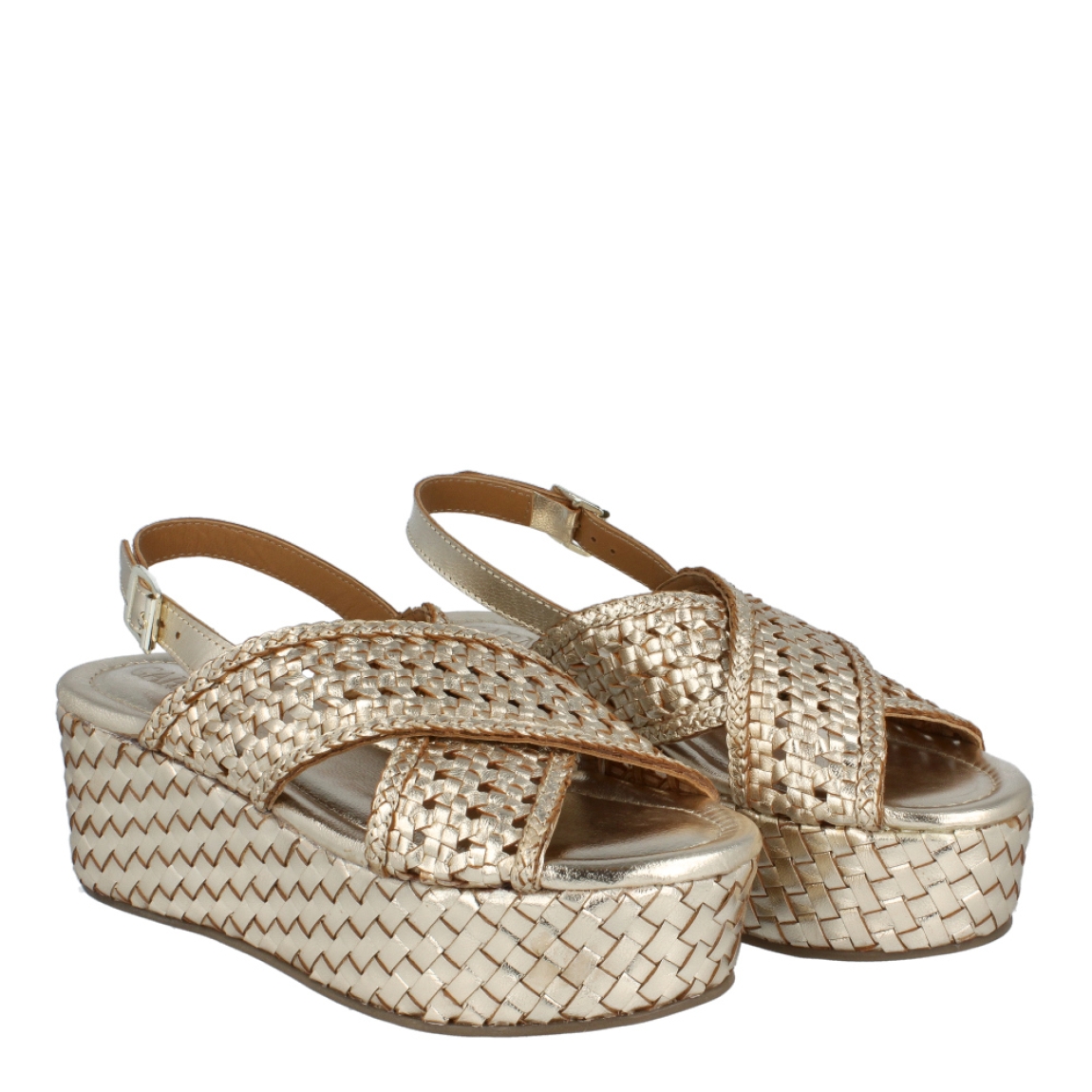 Sandalias de la marca Carmela, modelo MÁNCORA. Exterior de las sandalias en piel trenzada color oro con diseño de pala cruzada. Interior de las sandalias en piel color oro. Cierre de las sandalias Carmela con hebilla en el tobillo. Sandalias con plataforma de 6 cm de altura. Estas sandalias Carmela, modelo Máncora te darán la comodidad y el estilo que necesitas para esta temporada!