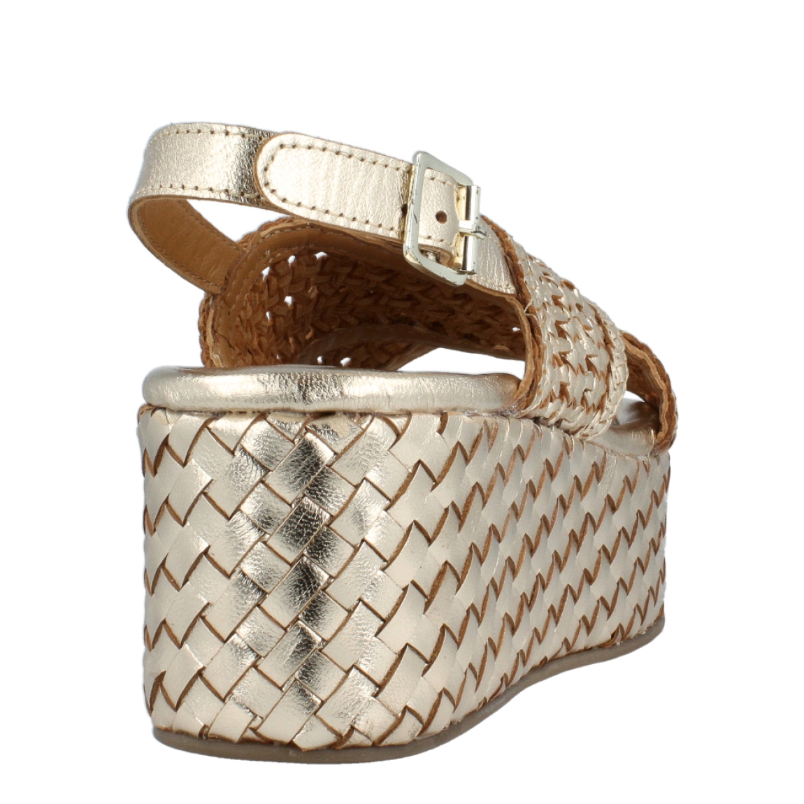 Sandalias de la marca Carmela, modelo MÁNCORA. Exterior de las sandalias en piel trenzada color oro con diseño de pala cruzada. Interior de las sandalias en piel color oro. Cierre de las sandalias Carmela con hebilla en el tobillo. Sandalias con plataforma de 6 cm de altura. Estas sandalias Carmela, modelo Máncora te darán la comodidad y el estilo que necesitas para esta temporada!