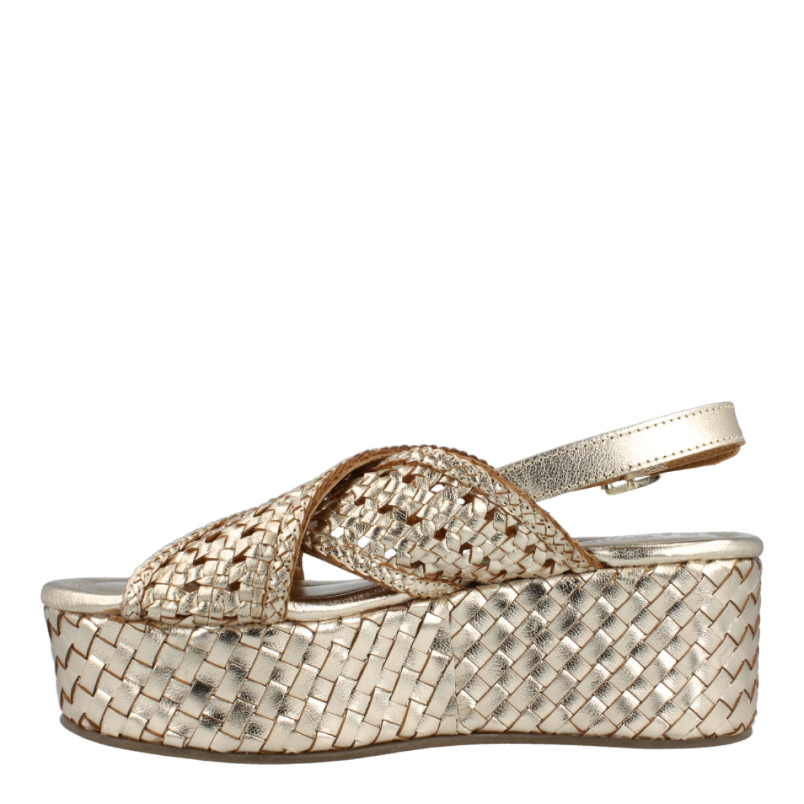 Sandalias de la marca Carmela, modelo MÁNCORA. Exterior de las sandalias en piel trenzada color oro con diseño de pala cruzada. Interior de las sandalias en piel color oro. Cierre de las sandalias Carmela con hebilla en el tobillo. Sandalias con plataforma de 6 cm de altura. Estas sandalias Carmela, modelo Máncora te darán la comodidad y el estilo que necesitas para esta temporada!