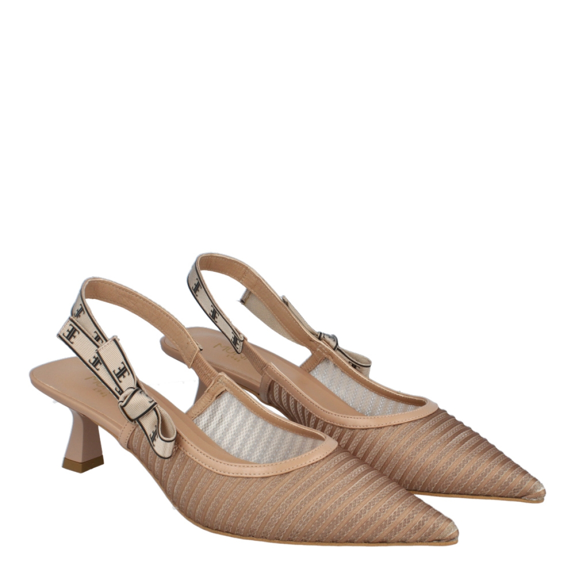 Salones destalonados de la marca Munné, modelo CINDERELLA. Exterior de los salones en tela transparente a rayas color nude con un detalle de lazo en la parte lateral exterior. Interior de los salones en piel color nude. Salones Munné con tacón de 4cm de altura. Estos salones Munné, modelo Cinderella son el complemento ideal en tus looks elegantes y con estilo.