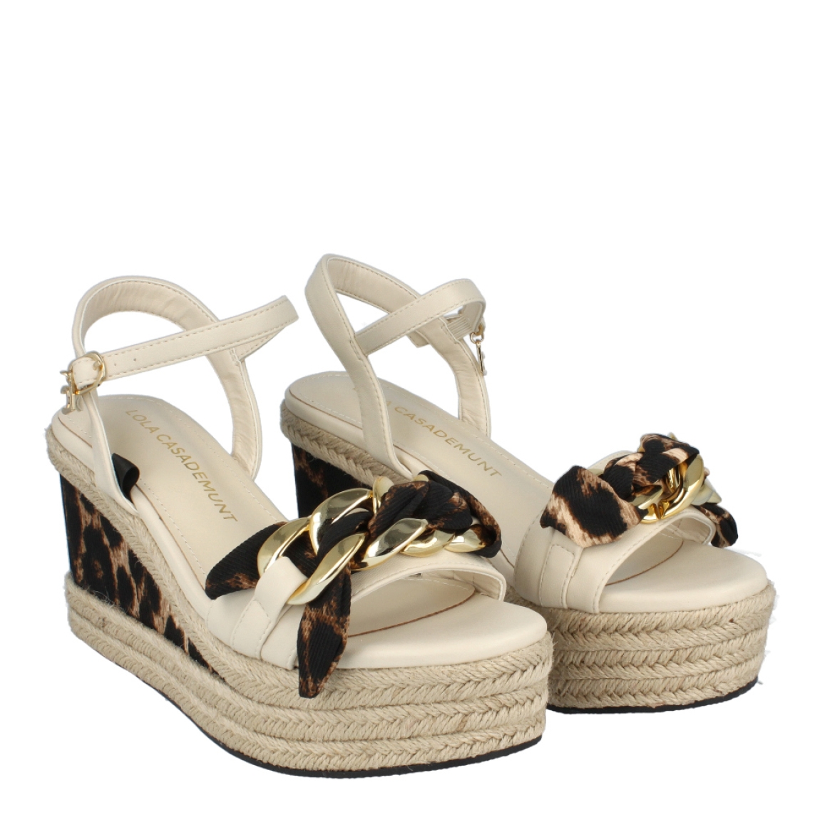 Sandalias de la marca Lola Casademunt, modelo PRINT. Exterior de las sandalias en piel con estampado animal print y detalle en cadena metálica color oro. Interior de las sandalias en piel color beig. Cierre de las sandalias con hebilla en el tobillo. Sandalias Lola Casademunt con cuña de 8cm de altura. Estas sandalias Lola Casademunt, modelo PRINT, tienen un diseño perfecto para la temporada. Además de que te dejará lucirlo con una comodidad máxima!