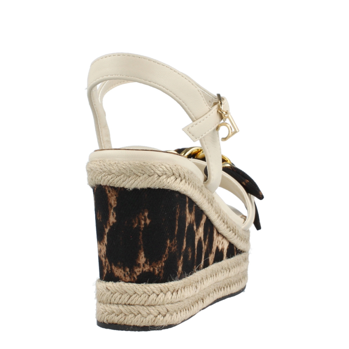 Sandalias de la marca Lola Casademunt, modelo PRINT. Exterior de las sandalias en piel con estampado animal print y detalle en cadena metálica color oro. Interior de las sandalias en piel color beig. Cierre de las sandalias con hebilla en el tobillo. Sandalias Lola Casademunt con cuña de 8cm de altura. Estas sandalias Lola Casademunt, modelo PRINT, tienen un diseño perfecto para la temporada. Además de que te dejará lucirlo con una comodidad máxima!
