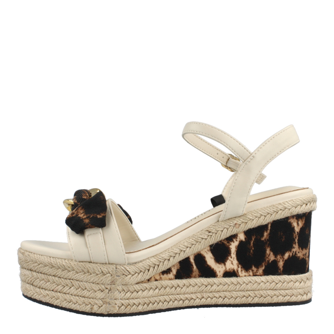 Sandalias de la marca Lola Casademunt, modelo PRINT. Exterior de las sandalias en piel con estampado animal print y detalle en cadena metálica color oro. Interior de las sandalias en piel color beig. Cierre de las sandalias con hebilla en el tobillo. Sandalias Lola Casademunt con cuña de 8cm de altura. Estas sandalias Lola Casademunt, modelo PRINT, tienen un diseño perfecto para la temporada. Además de que te dejará lucirlo con una comodidad máxima!