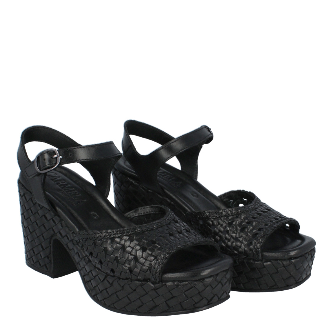 Sandalias de la marca Carmenla, modelo K-15. Exterior de las sandalias en piel trenzada color negro. Interior de las sandalias en piel color negro. Cierre de las sandalias Carmela con hebilla en el tobillo. Sandalias Carmela con tacón de 8cm de altura. Estas sandalias Carmela, modelo K-15, son unas clásicas y complento perfecto para esta temporada, podrás armar looks increíbles y lucirlos con la máxima comodidad!