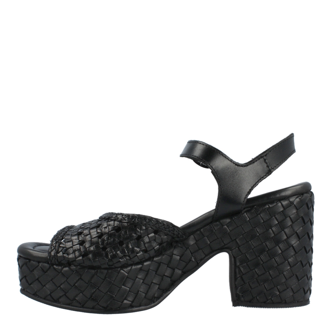 Sandalias de la marca Carmenla, modelo K-15. Exterior de las sandalias en piel trenzada color negro. Interior de las sandalias en piel color negro. Cierre de las sandalias Carmela con hebilla en el tobillo. Sandalias Carmela con tacón de 8cm de altura. Estas sandalias Carmela, modelo K-15, son unas clásicas y complento perfecto para esta temporada, podrás armar looks increíbles y lucirlos con la máxima comodidad!