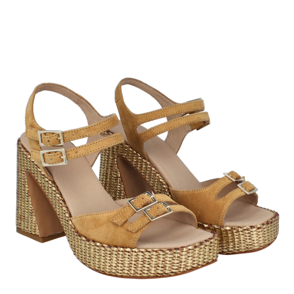 Sandalias de la marca Munné, modelo Yola. Exterior de las sandalias en ante color cuero con detalle trenzado color dorado. Interior de las sandlias en piel color beig. Cierre de las sandalias Munné, con cuatro hebillas, dos en la pala, y dos en el talón. Sandalias Munné con tacón de 9cm de altura. Estas sandalias Munné Yola tiene un diseño ideal para esta temporada, además de la comodidad en cada paso que des!