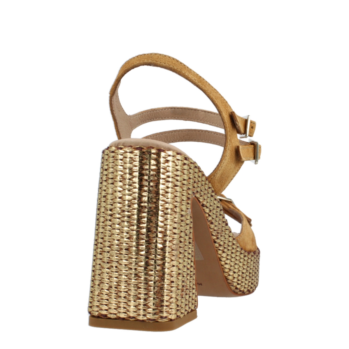 Sandalias de la marca Munné, modelo Yola. Exterior de las sandalias en ante color cuero con detalle trenzado color dorado. Interior de las sandlias en piel color beig. Cierre de las sandalias Munné, con cuatro hebillas, dos en la pala, y dos en el talón. Sandalias Munné con tacón de 9cm de altura. Estas sandalias Munné Yola tiene un diseño ideal para esta temporada, además de la comodidad en cada paso que des!