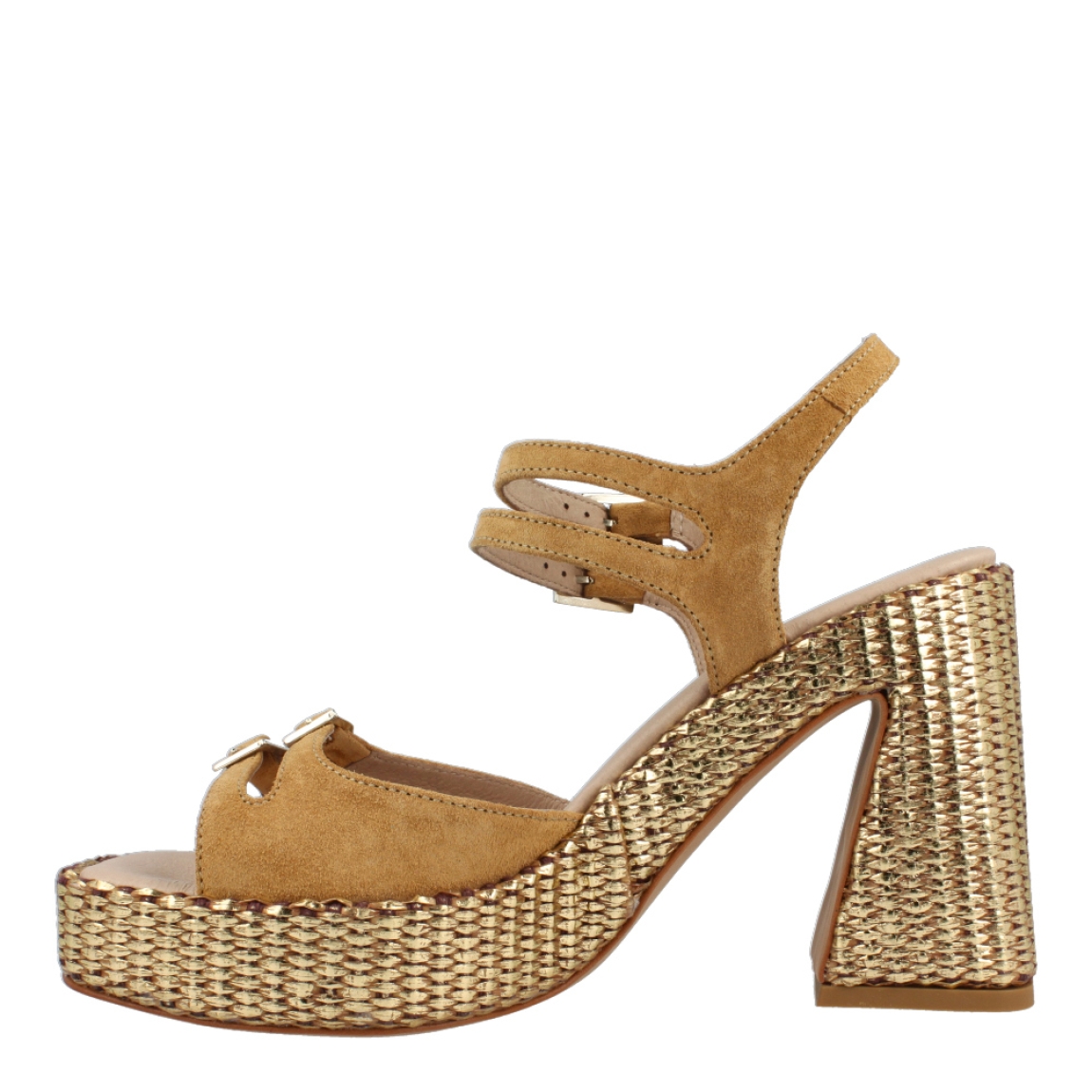 Sandalias de la marca Munné, modelo Yola. Exterior de las sandalias en ante color cuero con detalle trenzado color dorado. Interior de las sandlias en piel color beig. Cierre de las sandalias Munné, con cuatro hebillas, dos en la pala, y dos en el talón. Sandalias Munné con tacón de 9cm de altura. Estas sandalias Munné Yola tiene un diseño ideal para esta temporada, además de la comodidad en cada paso que des!