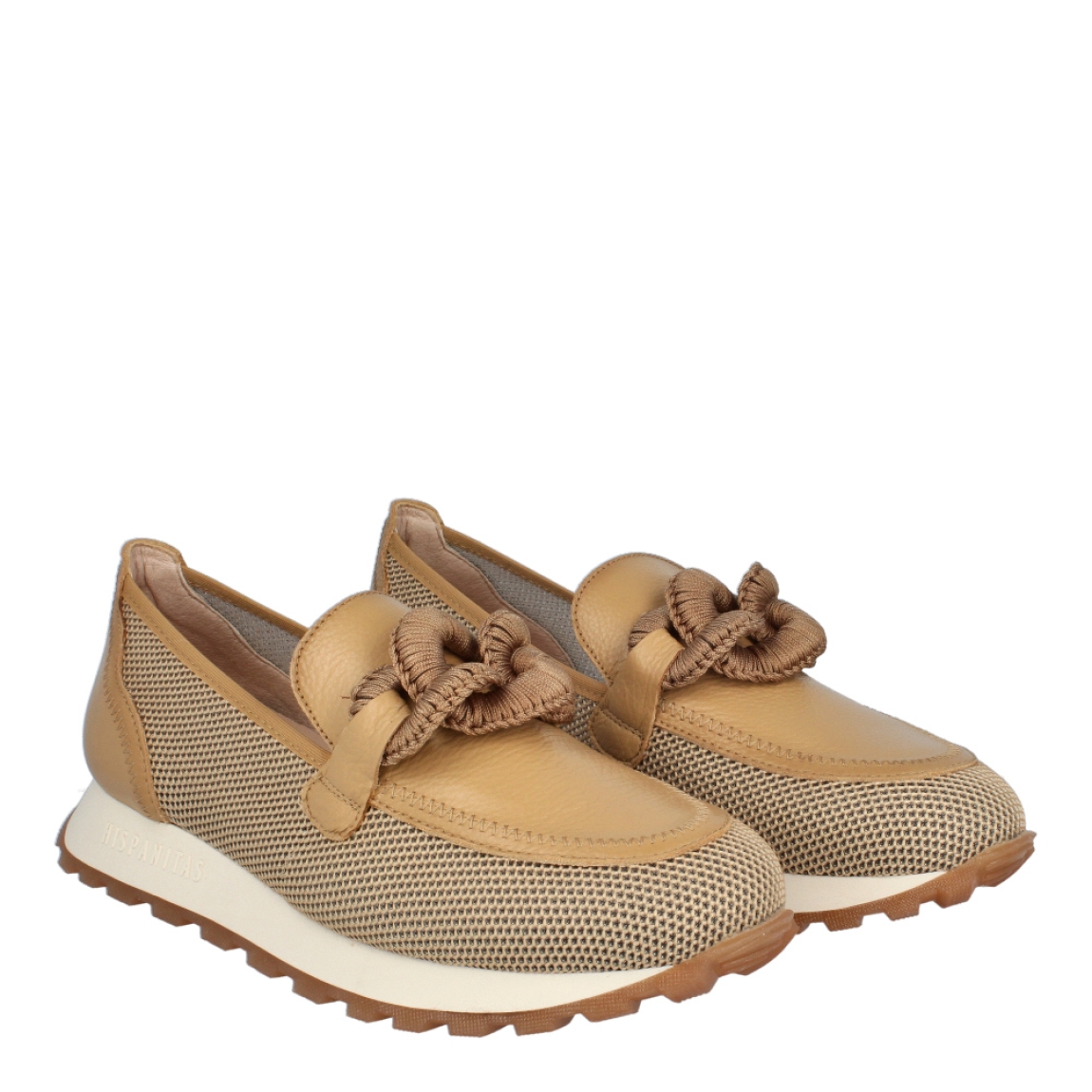 Mocasines de la marca Hispanitas, modelo Illa. Exterior de los mocasines en piel color camel con detalle en efecto rejilla y adorno de maxicadena de eslabones en el empeine. Interior de los mocasines en textil color camel. Mocasines Hispanitas con cuña de 2cm de altura. Estos mocasines Hispanitas Illa, son el complemento perfecto para tus looks de temporada, te darán estilo y comodidad sin duda!