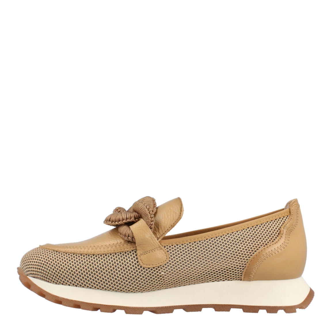 Mocasines de la marca Hispanitas, modelo Illa. Exterior de los mocasines en piel color camel con detalle en efecto rejilla y adorno de maxicadena de eslabones en el empeine. Interior de los mocasines en textil color camel. Mocasines Hispanitas con cuña de 2cm de altura. Estos mocasines Hispanitas Illa, son el complemento perfecto para tus looks de temporada, te darán estilo y comodidad sin duda!