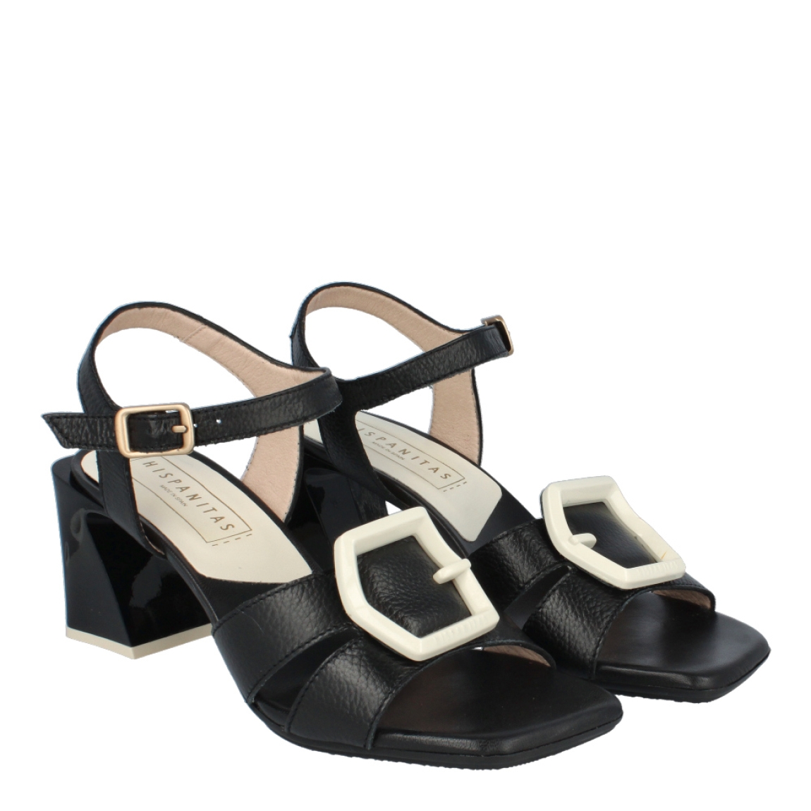 Sandalias de la marca Hispanitas, modelo Camucha. Exterior de las sandalias en piel color negro con detalle de hebilla color blanco. Interior de las sandalias en piel color negro. Cierre de las sandalias Hispanitas con hebilla. Sandalias con tacón de 5cm de altura. Estas sandalias Hipanitas Camucha son unas clásicas que debes tener en el armario, te ayudará a crear looks increíbles!