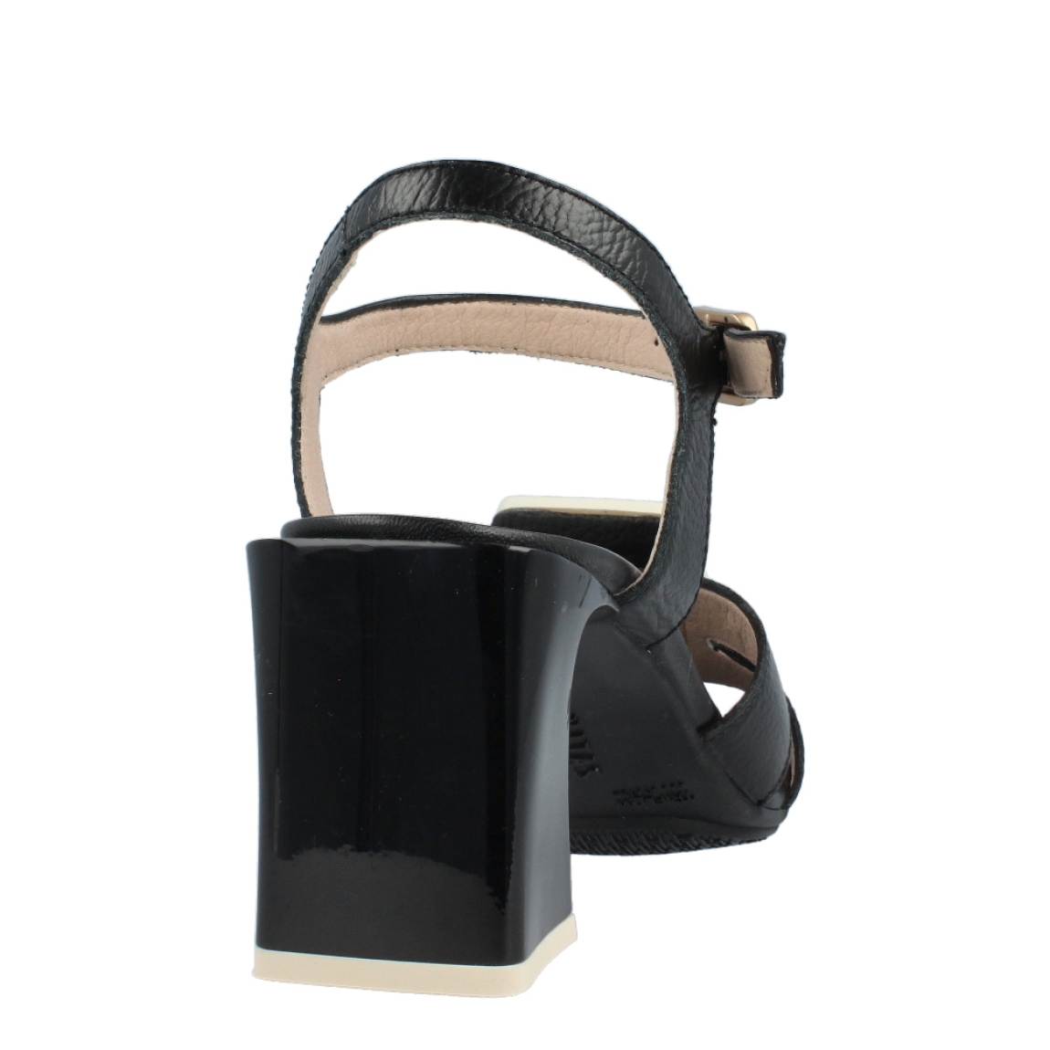 Sandalias de la marca Hispanitas, modelo Camucha. Exterior de las sandalias en piel color negro con detalle de hebilla color blanco. Interior de las sandalias en piel color negro. Cierre de las sandalias Hispanitas con hebilla. Sandalias con tacón de 5cm de altura. Estas sandalias Hipanitas Camucha son unas clásicas que debes tener en el armario, te ayudará a crear looks increíbles!