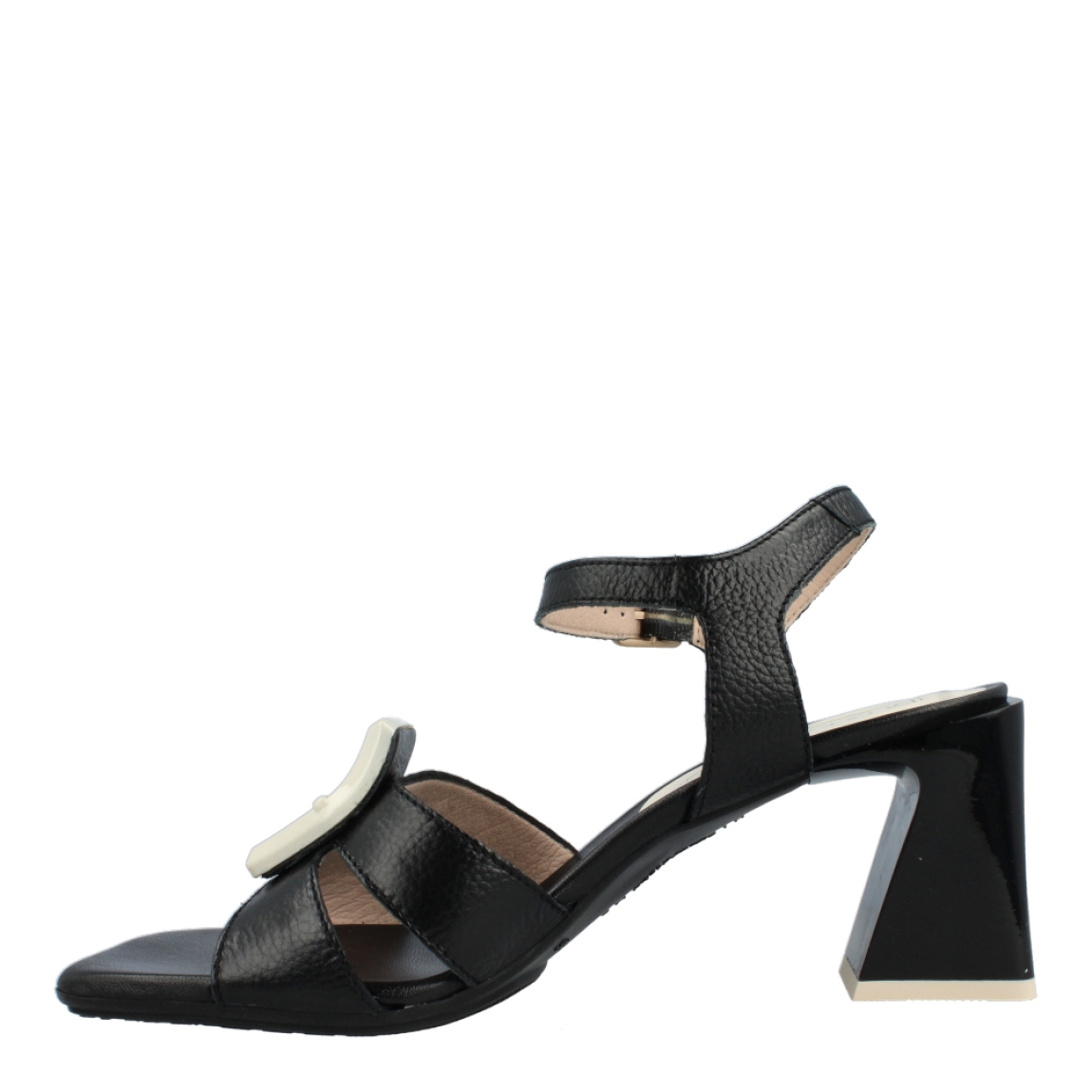 Sandalias de la marca Hispanitas, modelo Camucha. Exterior de las sandalias en piel color negro con detalle de hebilla color blanco. Interior de las sandalias en piel color negro. Cierre de las sandalias Hispanitas con hebilla. Sandalias con tacón de 5cm de altura. Estas sandalias Hipanitas Camucha son unas clásicas que debes tener en el armario, te ayudará a crear looks increíbles!