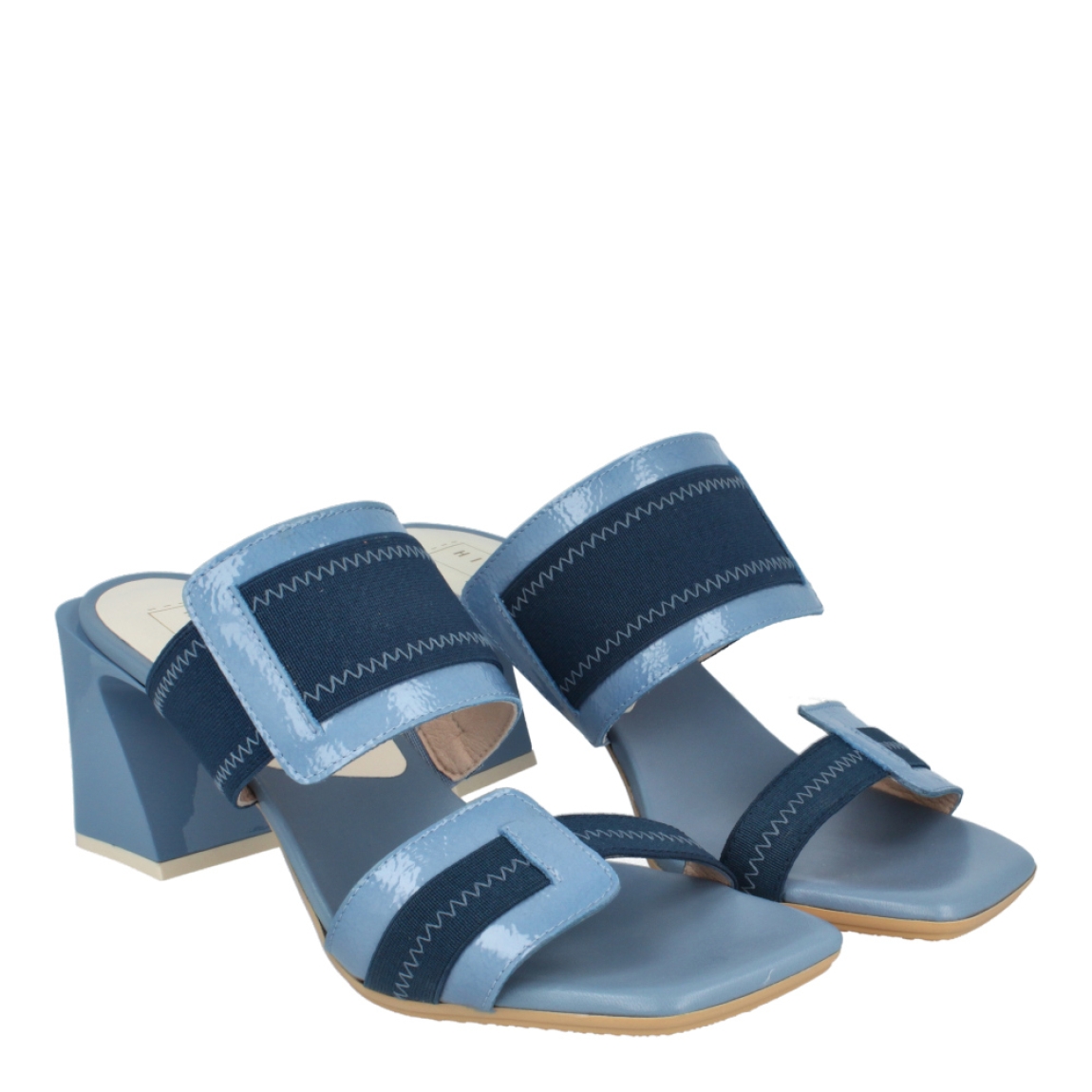 Sandalias de la marca Hispanitas, modelo IRENE. Exterior e interior de las sandalias en piel color azul. Sandalias con puntera plana y tacón de 6cm de altura. Cierre de las sandalias sin cordones. Estas sandalias Hispanitas Irene son un modelo con estilo y comodidad, ideal para tus looks!