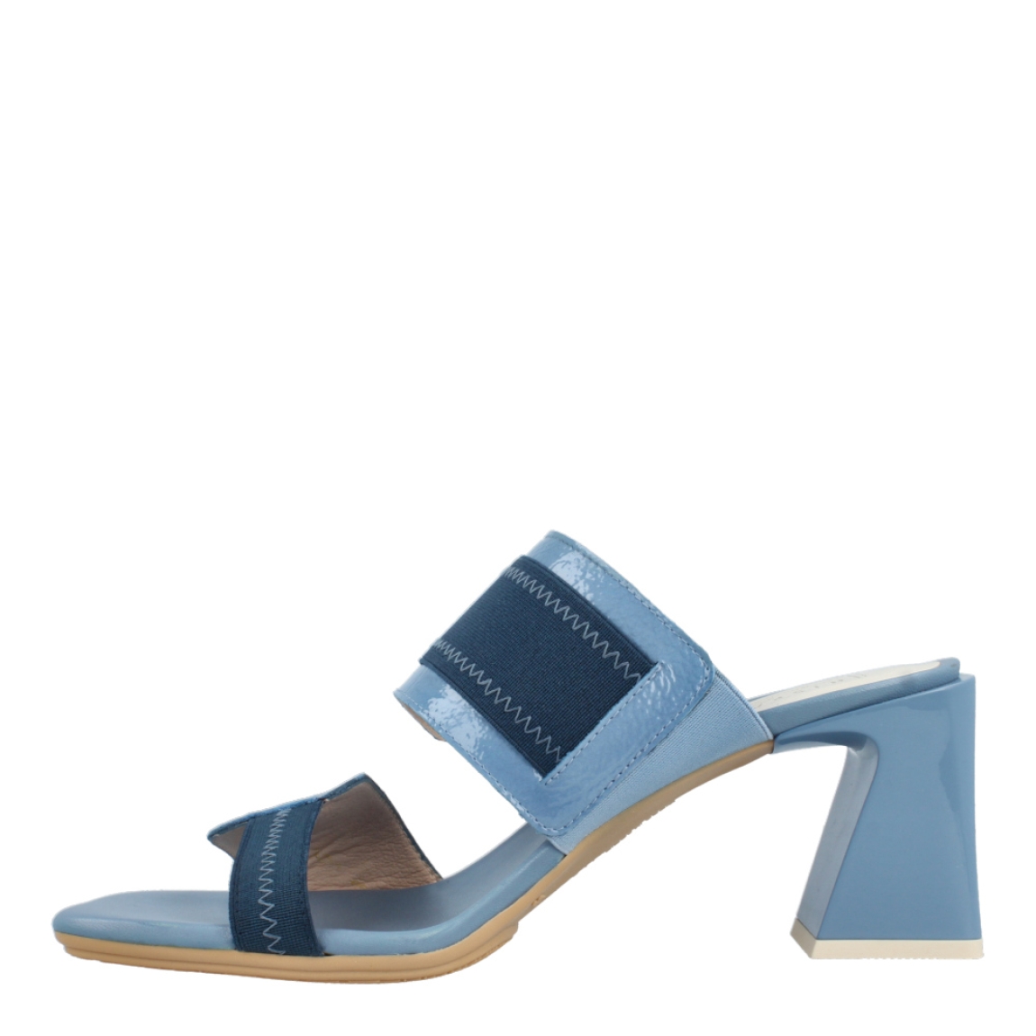 Sandalias de la marca Hispanitas, modelo IRENE. Exterior e interior de las sandalias en piel color azul. Sandalias con puntera plana y tacón de 6cm de altura. Cierre de las sandalias sin cordones. Estas sandalias Hispanitas Irene son un modelo con estilo y comodidad, ideal para tus looks!