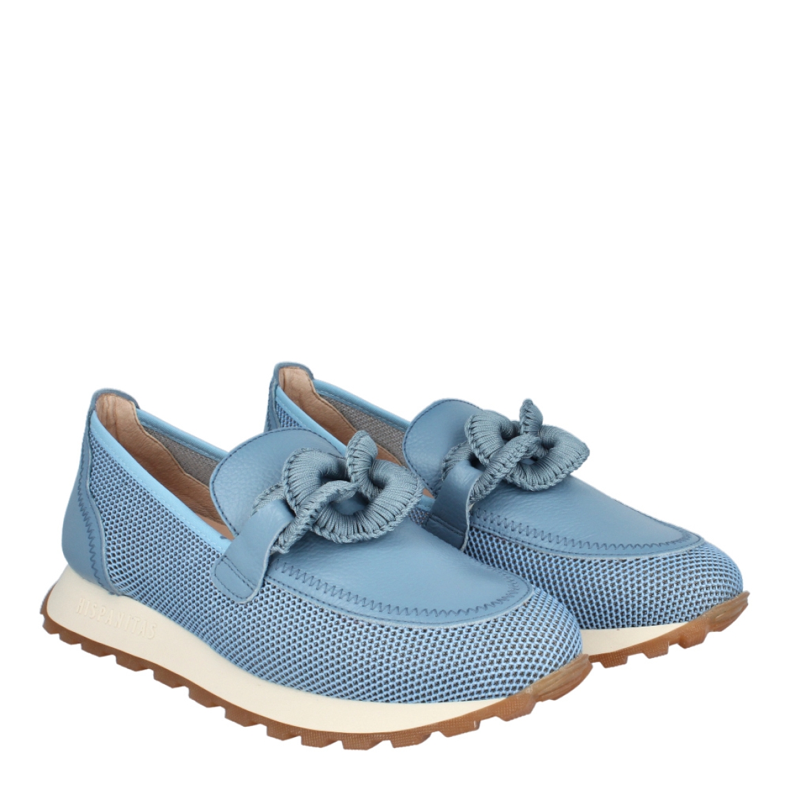 Mocasines de la marca Hispanita, modelo ILLA. Exterior de los mocasines en piel color azul con detalle en efecto rejilla y adorno de maxicadena de eslabones en el empeine. Interior de los mocasines en piel color camel. Mocasines Hispanitas con cuña de 2cm de altura. Estos mocasines Hispanitas Illa, son el complemento perfecte para tus looksde temporada, te darán estilo y comodidad sin duda!
