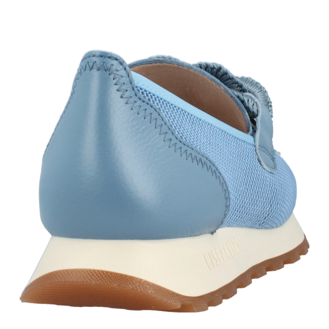 Mocasines de la marca Hispanita, modelo ILLA. Exterior de los mocasines en piel color azul con detalle en efecto rejilla y adorno de maxicadena de eslabones en el empeine. Interior de los mocasines en piel color camel. Mocasines Hispanitas con cuña de 2cm de altura. Estos mocasines Hispanitas Illa, son el complemento perfecte para tus looksde temporada, te darán estilo y comodidad sin duda!