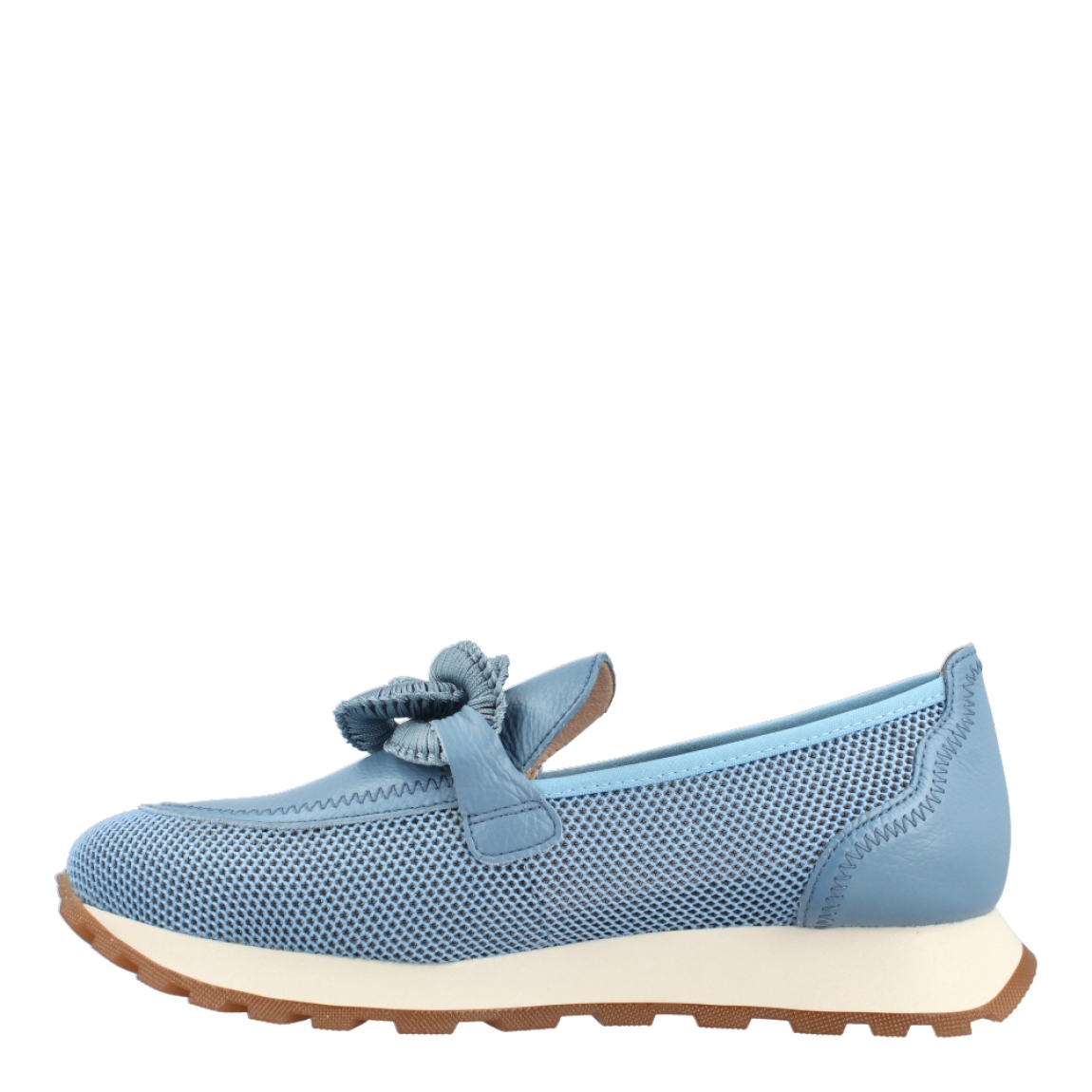 Mocasines de la marca Hispanita, modelo ILLA. Exterior de los mocasines en piel color azul con detalle en efecto rejilla y adorno de maxicadena de eslabones en el empeine. Interior de los mocasines en piel color camel. Mocasines Hispanitas con cuña de 2cm de altura. Estos mocasines Hispanitas Illa, son el complemento perfecte para tus looksde temporada, te darán estilo y comodidad sin duda!