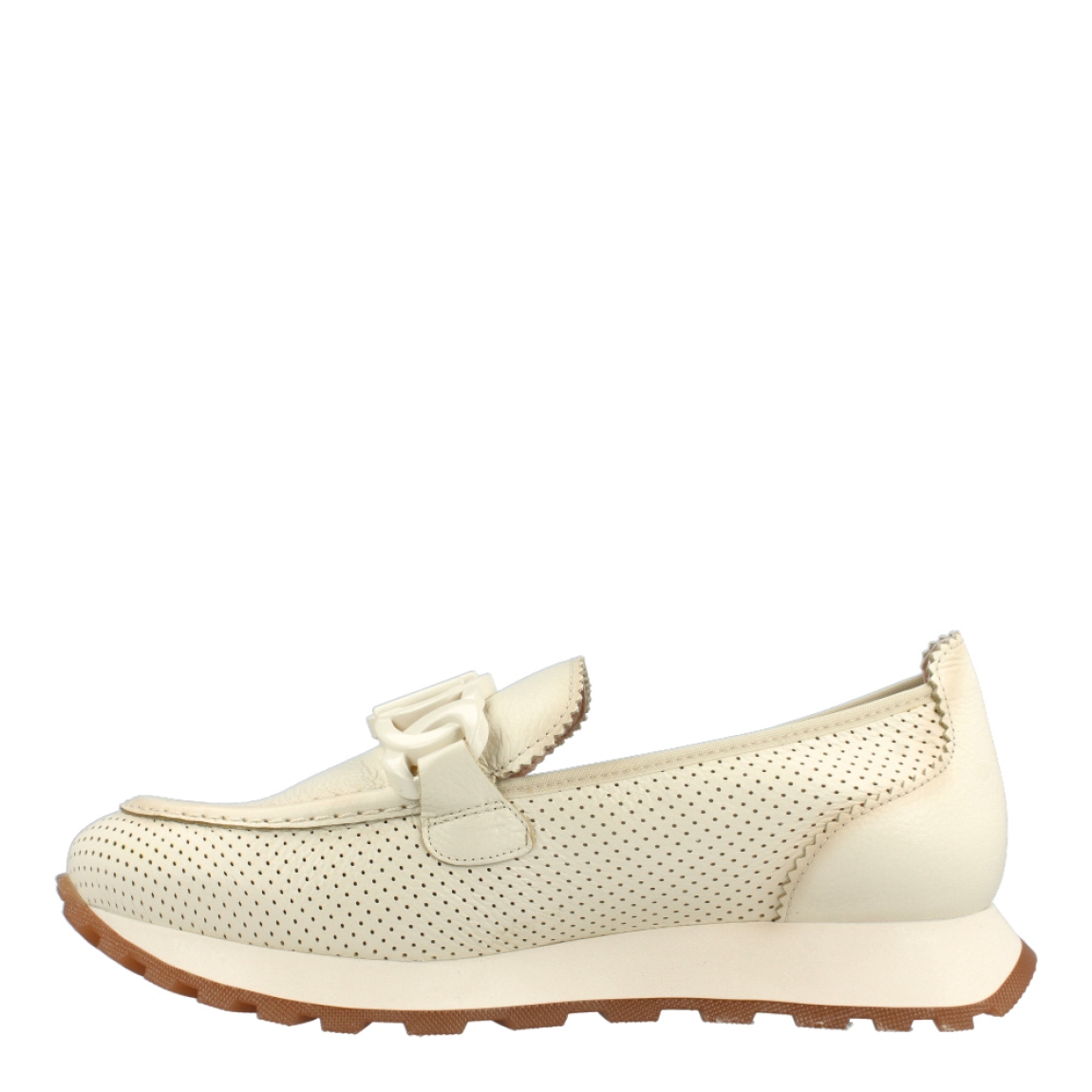 Mocasines de la marca Hispanita, modelo IMMA. Exterior de los mocasines en piel color beig con detalle en efect troquelado. Interior de los mocasines en piel color beig. Mocasines hispanitas con cuña de 2cm de altura. Estos mocasines Hispanitas Imma, son el complemento perfecto para tus looks de temporada, te darán estilo y comodidad sin duda!