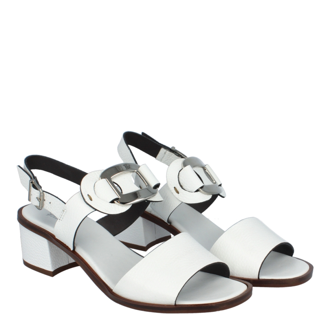 Sandalias de la marca Munné, modelo NEU. Exterior de las sandalias en piel color blanco con efecto serpiente y detalle de adorno en hebilla metálica. Interior de las sandalias en piel color blanco. Cierre de sandalias Munné con hebilla. Sandalias con tacón de 4cm de altura. Estas sandalias Munné Neu, son ideales para esta temporada, podrás crear diferentes looks con estilo y comodidad!