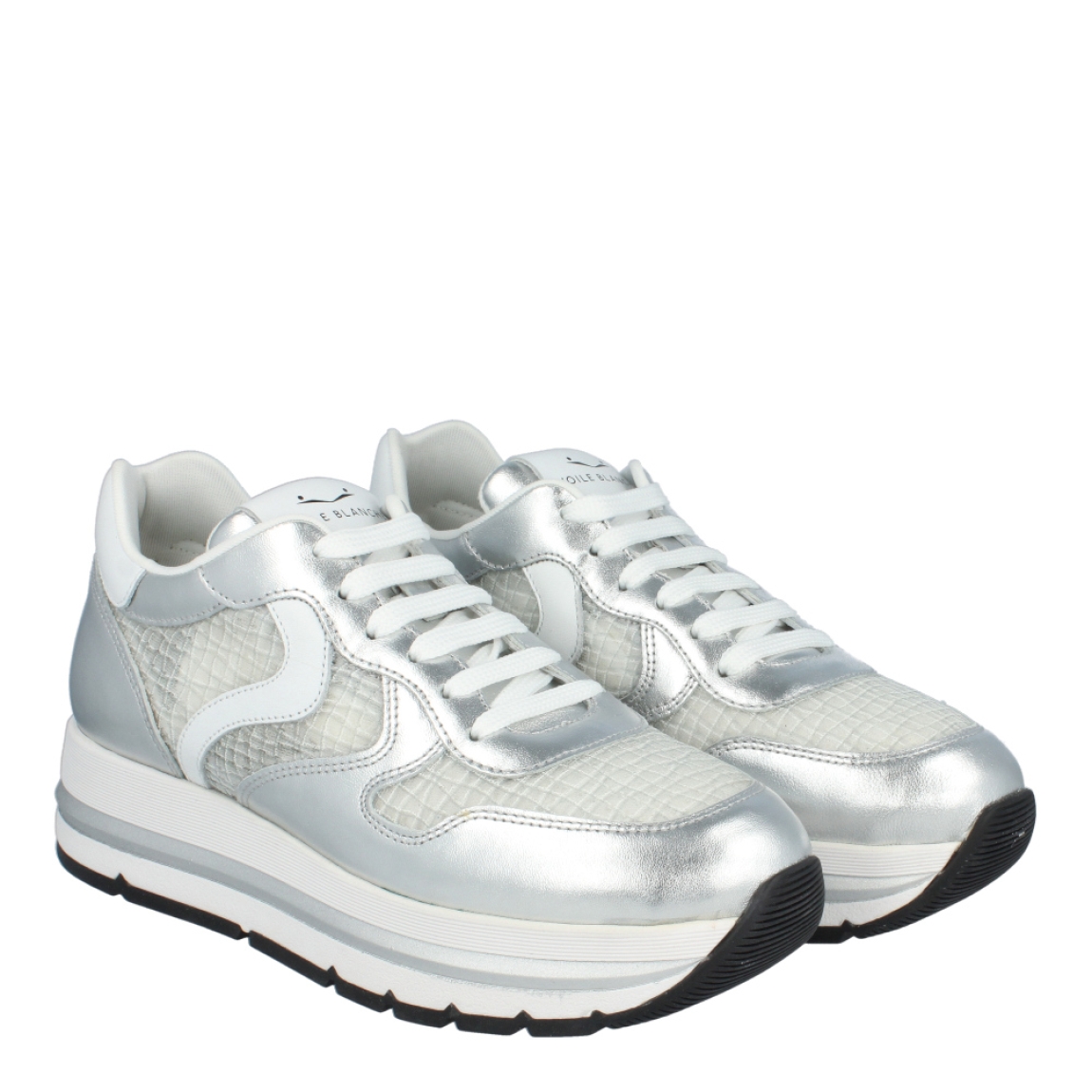 Deportivas de la marca Voile Blanche, modelo IZA. Exterior de las deportivas en piel color plata con efecto de rejilla. Interior de las deportivas en textil color blanco. Cierre de las deportivas con cordones blancos. Deportivas Voile Blanche con plataforma de 4cm de altura. Estas deportivas Voile Blanche Iza son unas clásicas en tu armario, te ayudarán a crear diferentes looks con la máxima comodidad!